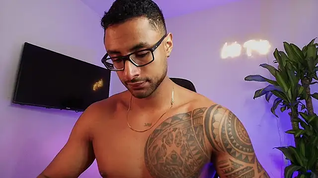 LiamGarcia1 online show from December 18, 2025, 3:18 pm