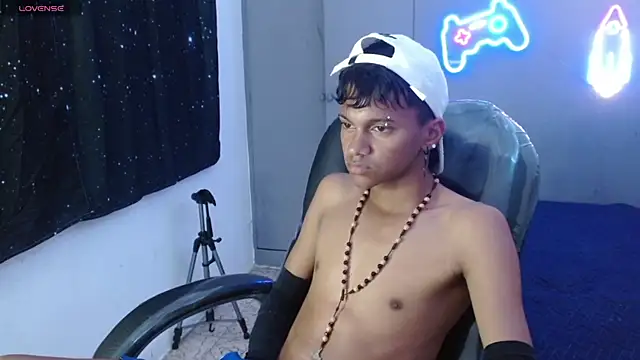 loistwink  online show from February 11, 2025, 2:46 am