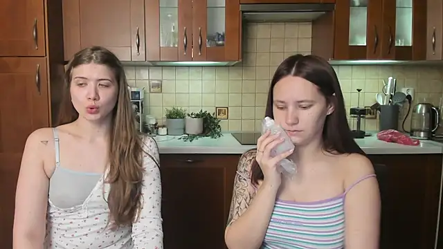 HotCaramellsTV online show from June 18, 2026, 8:14 am