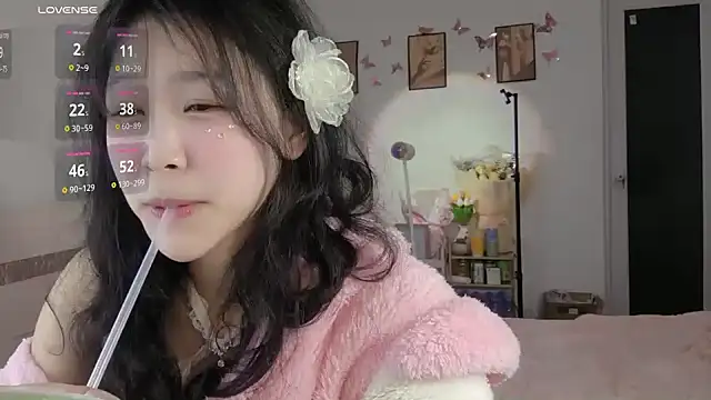 Snapshot of Luminous163 chatting on February 16, 2025, 12:32 pm Luminous163 online show from February 16, 2025, 12:32 pm