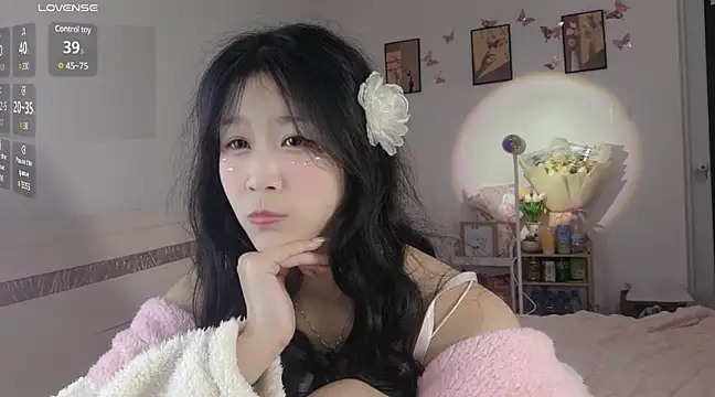 Snapshot of Luminous163 chatting on February 18, 2025, 1:22 pm Luminous163 online show from February 18, 2025, 1:22 pm