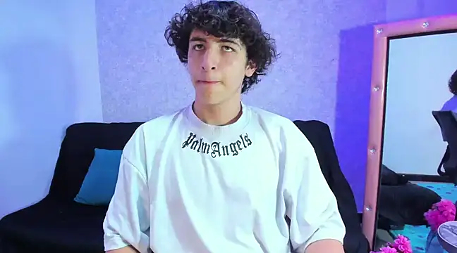 Snapshot of Kerverr_ chatting on December 1, 2024, 10:43 pm Kerverr online show from December 1, 2024, 10:43 pm