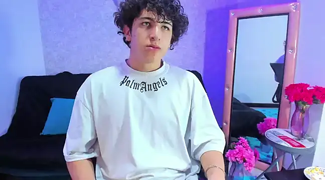 Snapshot of Kerverr_ chatting on December 2, 2024, 10:01 pm Kerverr online show from December 2, 2024, 10:01 pm