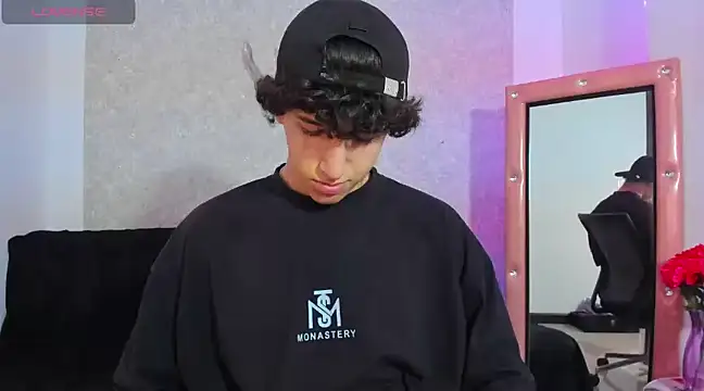 Snapshot of Kerverr_ chatting on December 13, 2024, 10:34 pm Kerverr online show from December 13, 2024, 10:34 pm