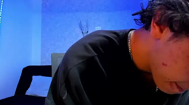 Snapshot of Kerverr_ chatting on December 17, 2024, 11:49 pm Kerverr online show from December 17, 2024, 11:49 pm