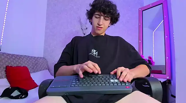 Snapshot of Kerverr_ chatting on January 15, 2025, 4:15 am Kerverr online show from January 15, 2025, 4:15 am