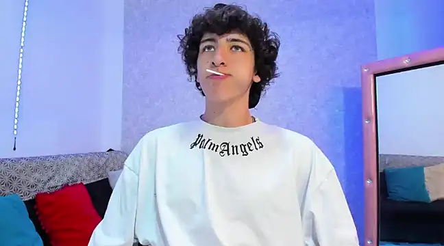 Snapshot of Kerverr_ chatting on February 4, 2025, 10:24 pm Kerverr online show from February 4, 2025, 10:24 pm