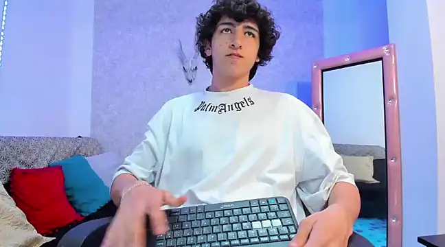 Snapshot of Kerverr_ chatting on February 5, 2025, 1:26 am Kerverr online show from February 5, 2025, 1:26 am