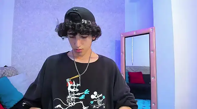 Snapshot of Kerverr_ chatting on February 7, 2025, 11:55 pm Kerverr online show from February 7, 2025, 11:55 pm