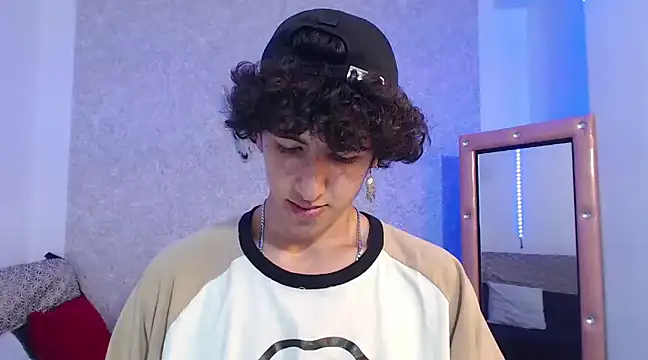 Snapshot of Kerverr_ chatting on February 12, 2025, 7:56 pm Kerverr online show from February 12, 2025, 7:56 pm