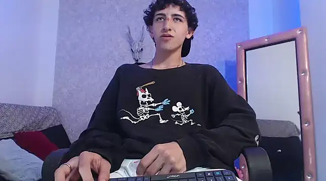 Snapshot of Kerverr_ chatting on February 17, 2025, 10:58 pm Kerverr online show from February 17, 2025, 10:58 pm