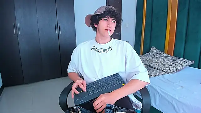 Snapshot of Kerverr_ chatting on September 14, 2025, 5:34 pm Kerverr online show from September 14, 2025, 5:34 pm