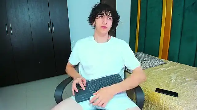 Snapshot of Kerverr_ chatting on October 4, 2025, 10:08 pm Kerverr online show from October 4, 2025, 10:08 pm