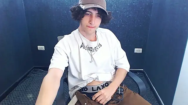 Snapshot of Kerverr_ chatting on November 6, 2025, 3:02 pm Kerverr online show from November 6, 2025, 3:02 pm