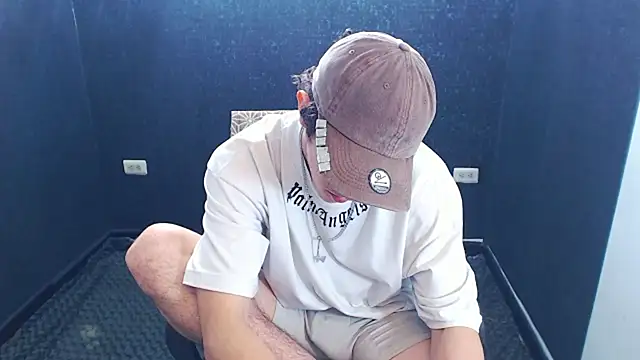 Snapshot of Kerverr_ chatting on November 7, 2025, 8:31 pm Kerverr online show from November 7, 2025, 8:31 pm