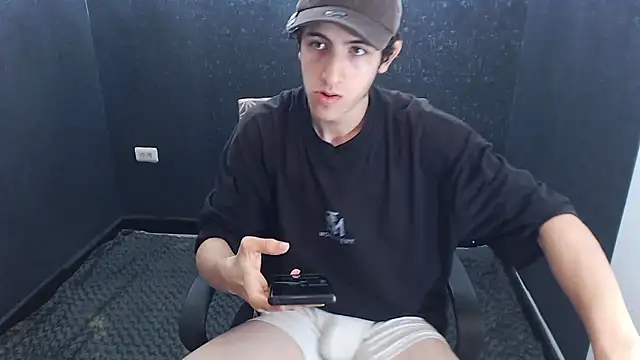 Snapshot of Kerverr_ chatting on November 14, 2025, 7:45 pm Kerverr online show from November 14, 2025, 7:45 pm