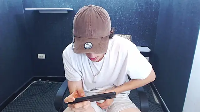 Snapshot of Kerverr_ chatting on November 25, 2025, 7:36 pm Kerverr online show from November 25, 2025, 7:36 pm