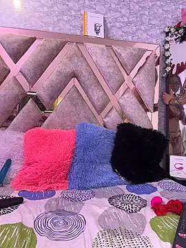 sarawiliamx online show from December 15, 2025, 3:33 am