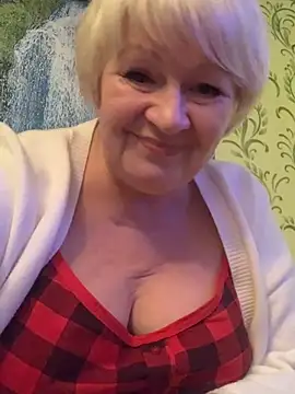 Snapshot of Laura_Millf chatting on January 1, 2025, 12:32 am Laura Millf online show from January 1, 2025, 12:32 am