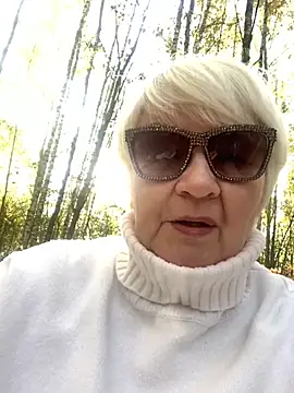 Snapshot of Laura_Millf chatting on October 9, 2025, 9:40 am Laura Millf online show from October 9, 2025, 9:40 am