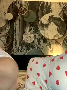 Laura Millf online show from December 4, 2025, 11:41 am