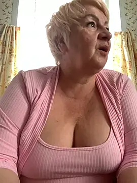 Snapshot of Laura_Millf chatting on June 3, 2026, 5:43 am Laura Millf online show from June 3, 2026, 5:43 am