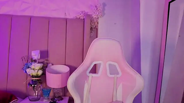 MollyBigBoobs12 online show from June 17, 2026, 9:27 pm