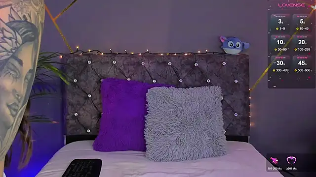 Mia Palacioss online show from April 23, 2026, 2:02 am