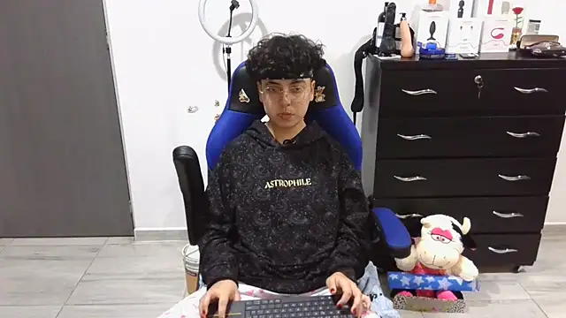 thomascooper7 online show from March 13, 2025, 11:49 pm