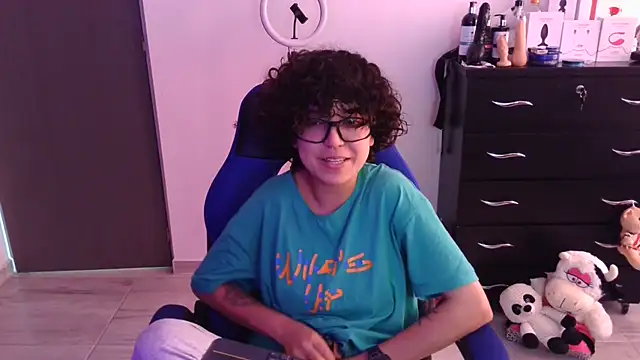 thomascooper7 online show from November 7, 2025, 6:19 pm