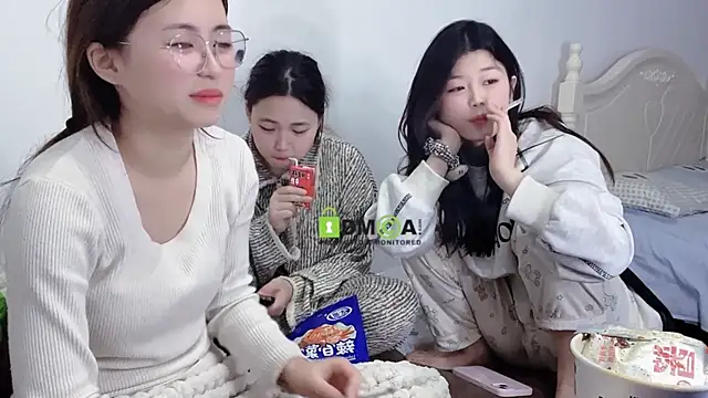 Snapshot of MM_YY_SS chatting on January 15, 2025, 2:56 pm MM YY SS online show from January 15, 2025, 2:56 pm