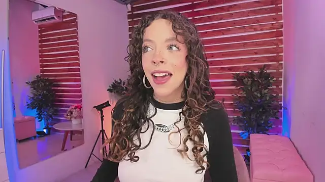 Snapshot of Sapphire_Venuss chatting on October 4, 2025, 12:52 am Sapphire Venuss online show from October 4, 2025, 12:52 am