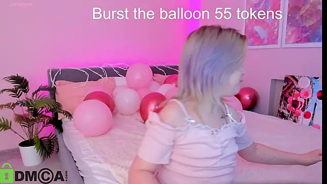 Snapshot of Sara_Robinson chatting on October 4, 2025, 7:28 am Sara Robinson online show from October 4, 2025, 7:28 am