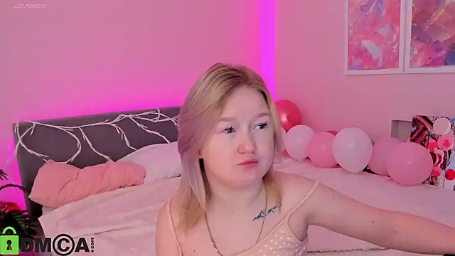 Snapshot of Sara_Robinson chatting on October 5, 2025, 2:32 am Sara Robinson online show from October 5, 2025, 2:32 am