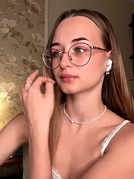 Tiffanyhunt online show from October 22, 2025, 2:28 pm