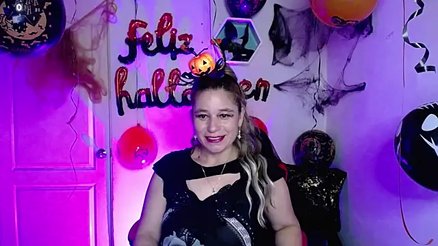 Snapshot of AuroraRojas chatting on October 21, 2025, 2:34 am AuroraRojas online show from October 21, 2025, 2:34 am