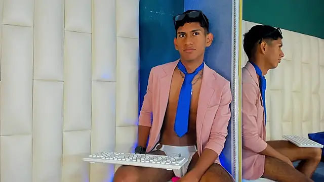 Snapshot of Nick_Collins18 chatting on March 14, 2025, 5:38 am Nick Collins18 online show from March 14, 2025, 5:38 am