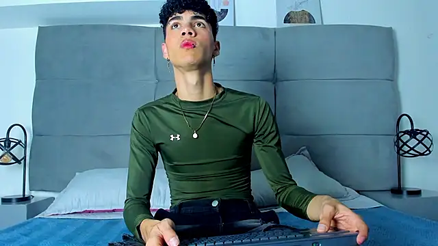 Snapshot of NeoRaptis chatting on February 7, 2025, 7:59 pm NeoRaptis online show from February 7, 2025, 7:59 pm