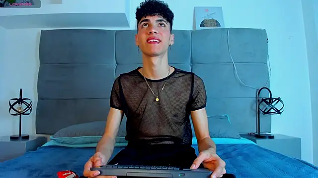 Snapshot of NeoRaptis chatting on February 15, 2025, 8:01 pm NeoRaptis online show from February 15, 2025, 8:01 pm