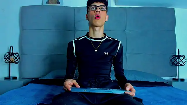 Snapshot of NeoRaptis chatting on March 8, 2025, 8:03 pm NeoRaptis online show from March 8, 2025, 8:03 pm