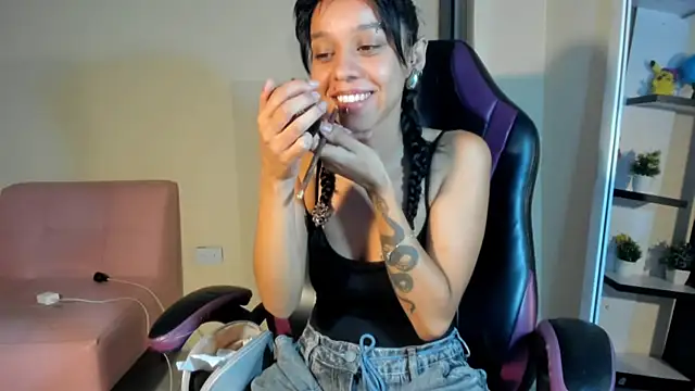 Snapshot of ladynemesis chatting on December 17, 2024, 3:28 am ladynemesis online show from December 17, 2024, 3:28 am