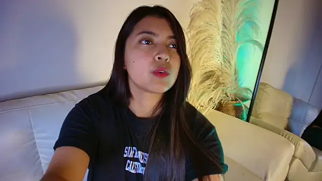 Rebeca Williams  online show from February 5, 2025, 2:08 am