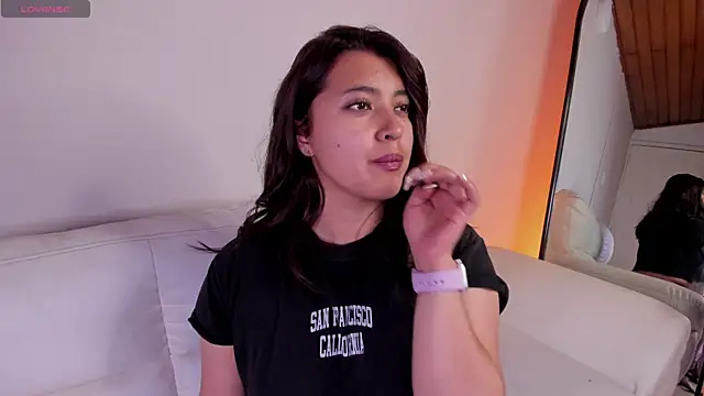 Rebeca Williams  online show from October 27, 2025, 11:58 am