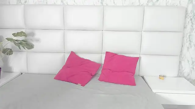 MIA  SAENZ online show from March 3, 2025, 12:27 pm