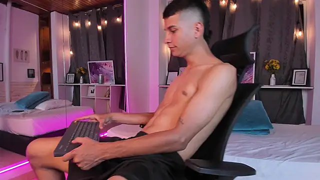 Snapshot of Aaron_Scoot chatting on December 14, 2024, 1:06 am Aaron Scoot online show from December 14, 2024, 1:06 am