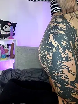 Snapshot of lizzardqueeen chatting on November 10, 2025, 7:18 am lizzardqueeen online show from November 10, 2025, 7:18 am