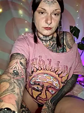 lizzardqueeen online show from March 8, 2026, 3:54 am