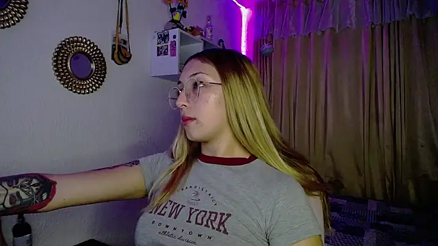 Snapshot of Soffy-brooks chatting on December 10, 2024, 7:47 am Soffy-brooks online show from December 10, 2024, 7:47 am