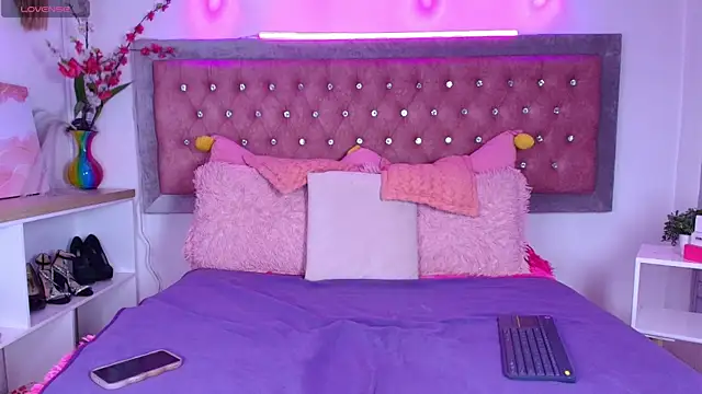 Snapshot of EmmaWilder chatting on September 14, 2025, 9:03 pm EmmaWilder online show from September 14, 2025, 9:03 pm