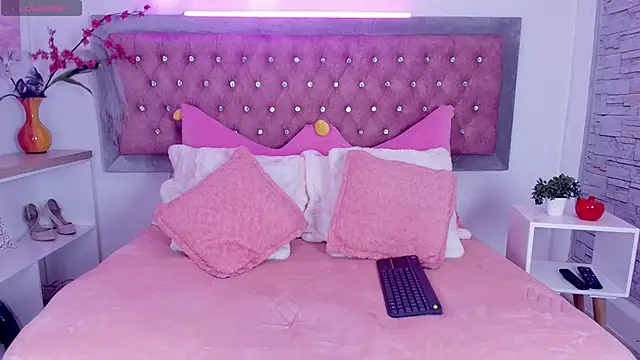 Snapshot of EmmaWilder chatting on November 2, 2025, 9:06 pm EmmaWilder online show from November 2, 2025, 9:06 pm